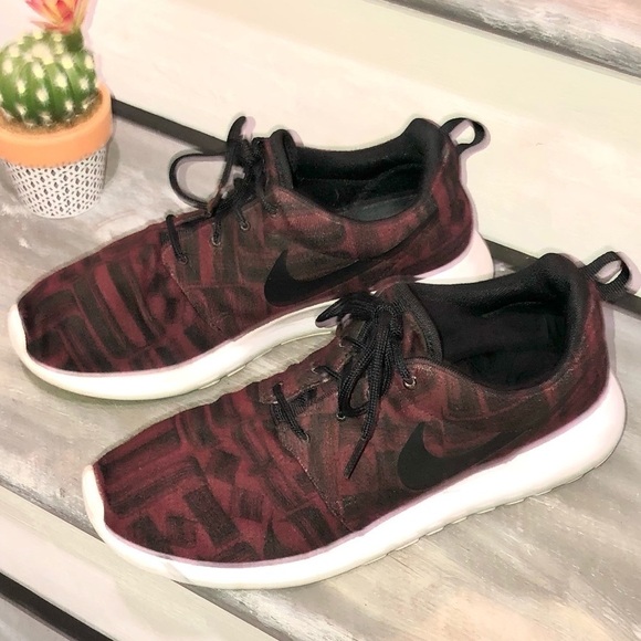 Nike Women's Roshe One 1 Print Night Maroon Sneakers size 9 844958-601 - Picture 2 of 9